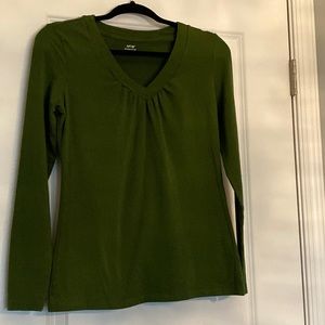 V neck apt 9 long sleeve shirt size medium green